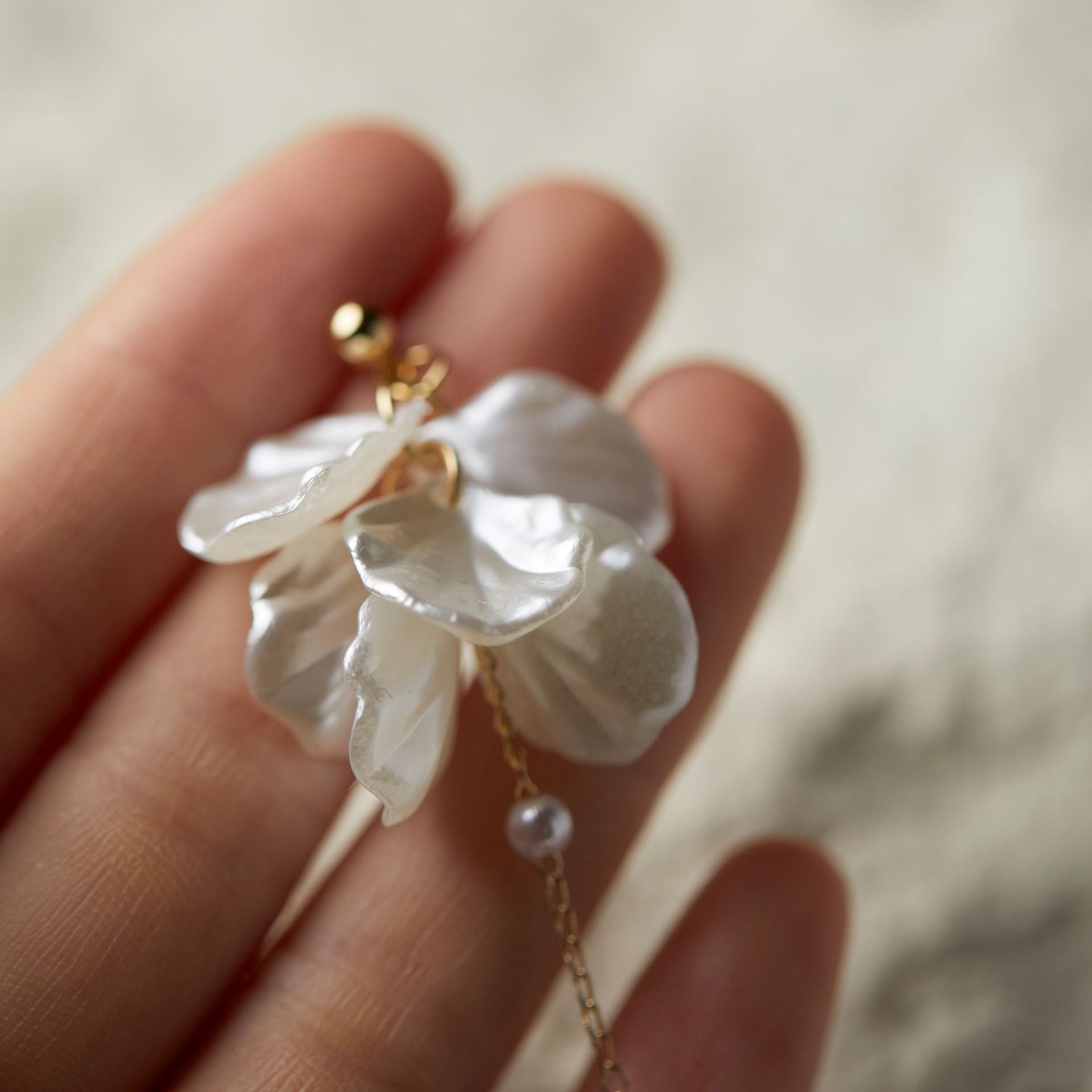 Rhia – Ohrringe mit Blumenblütenblättern, Perlen und Fransen