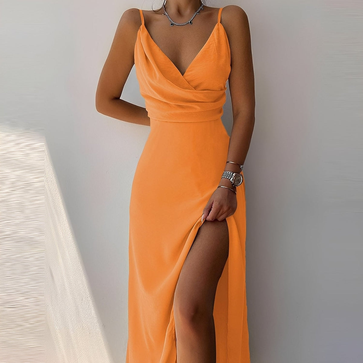 Angela - Elegantes Kleid mit Trägern und Schlitz für Frauen