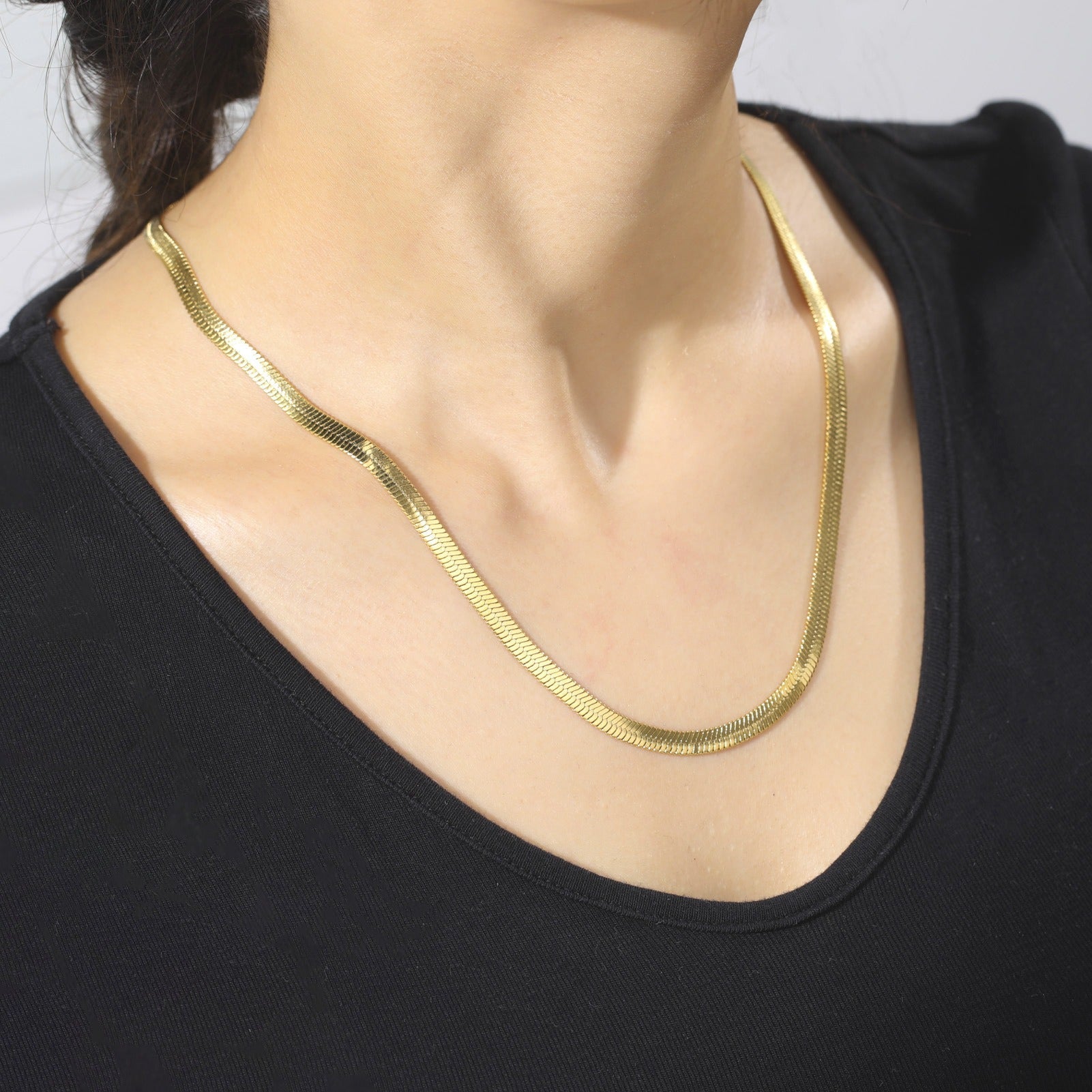 Lucienne - Stilvolle goldene Schlangen-Halskette