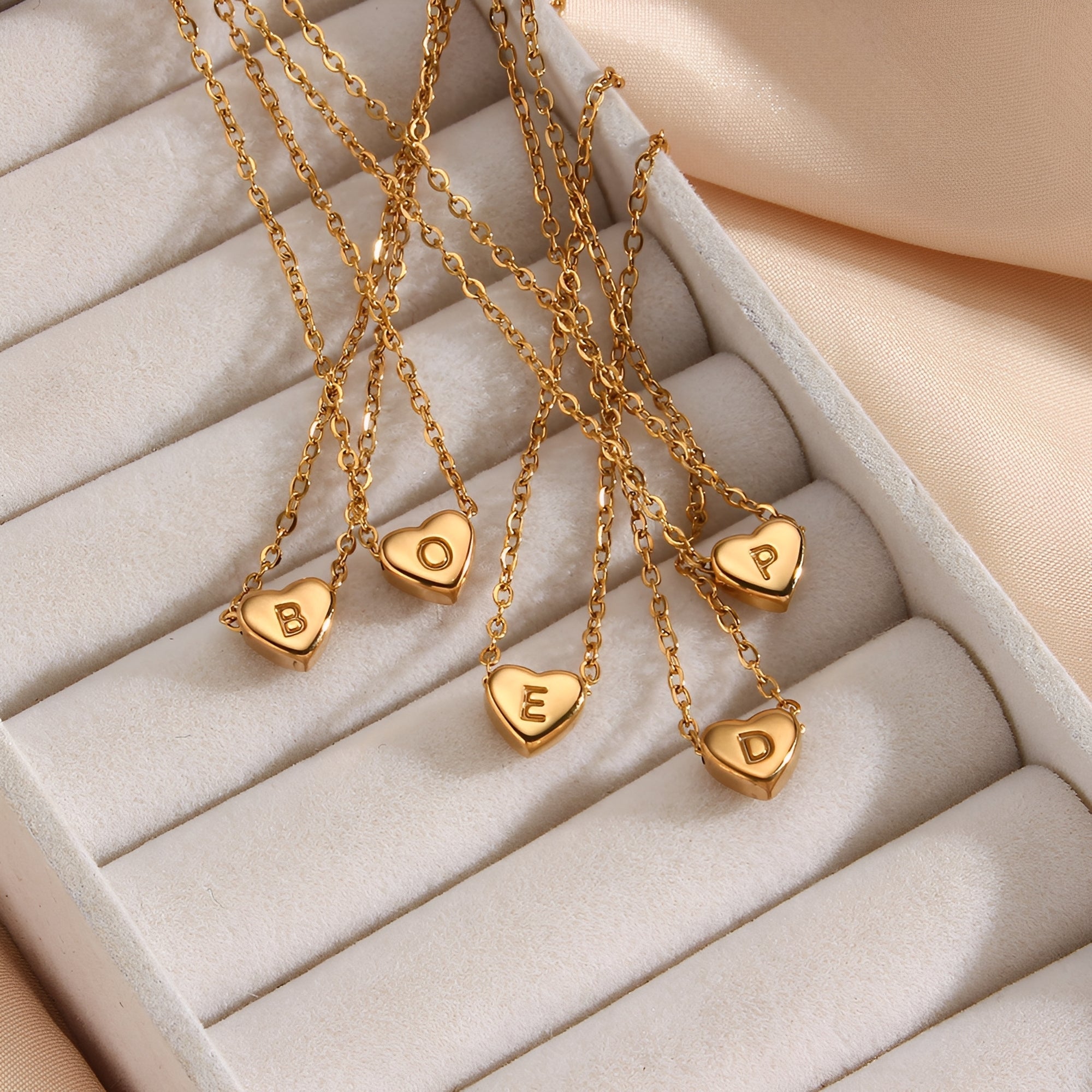 Amora – Kette mit Herzinitialen in goldener Ausführung