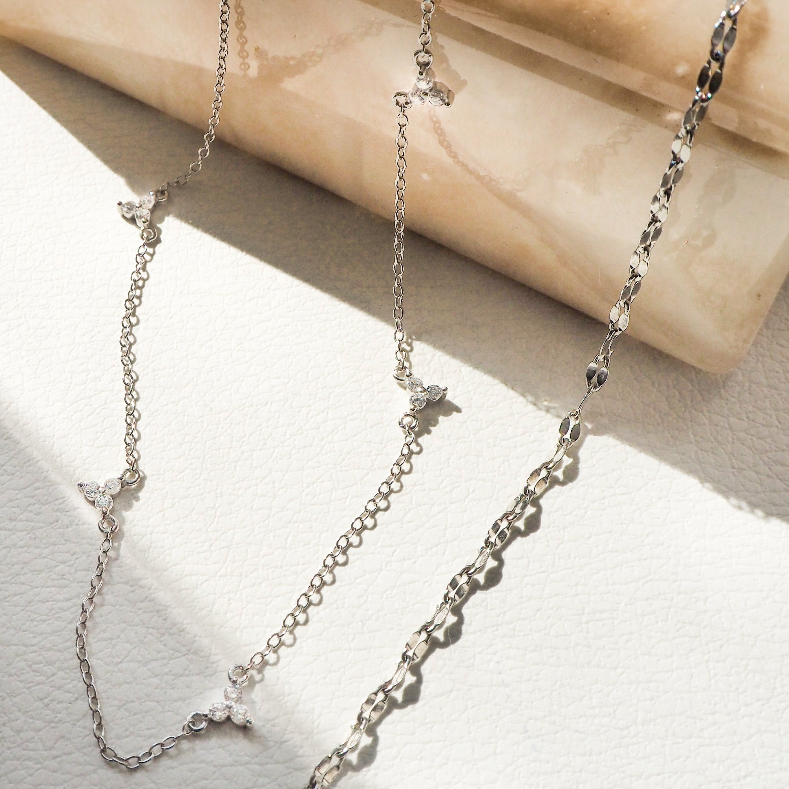 Silberne Kette mit Kristallen in Traubenform