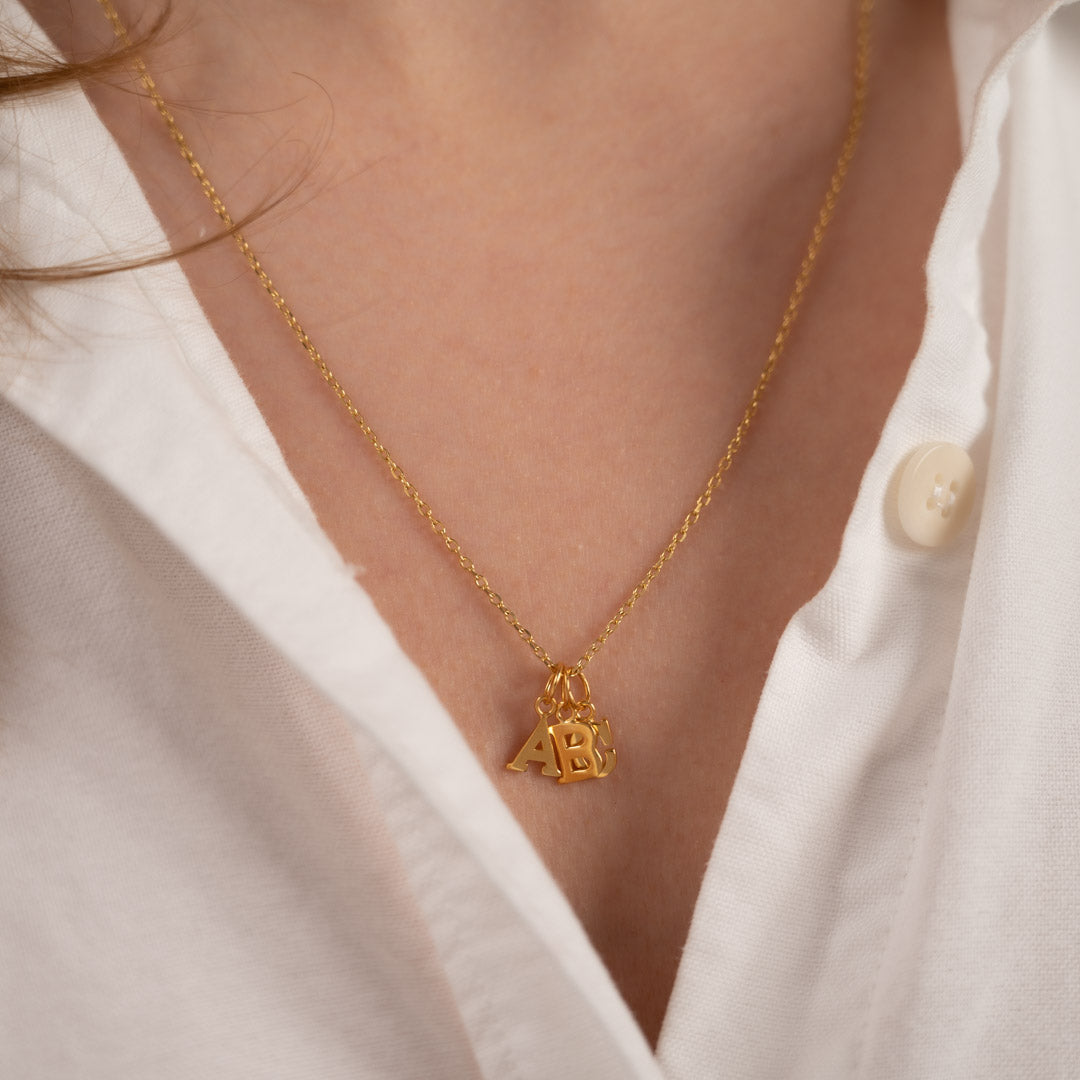 Sabrina - Buchstabenanhänger in Gold