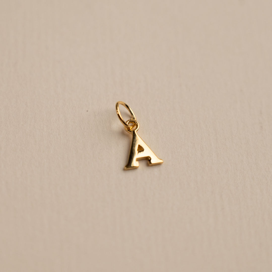 Sabrina - Buchstabenanhänger in Gold