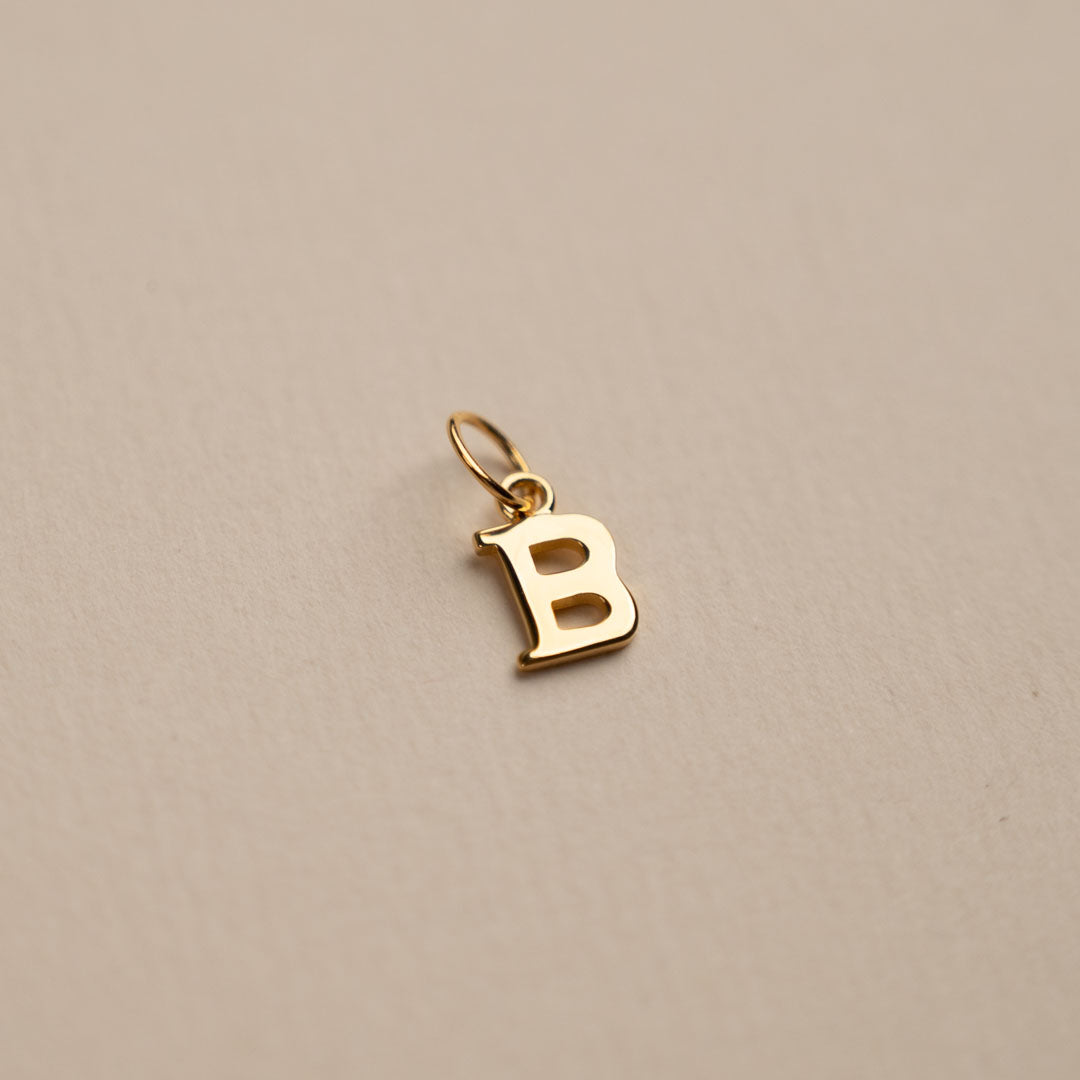 Sabrina - Buchstabenanhänger in Gold