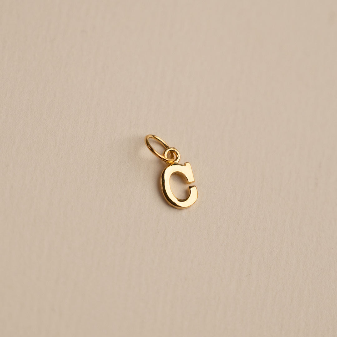 Sabrina - Buchstabenanhänger in Gold