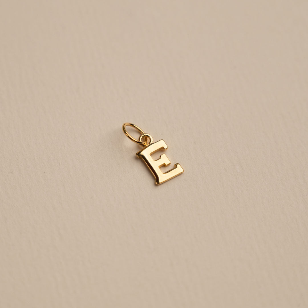 Sabrina - Buchstabenanhänger in Gold