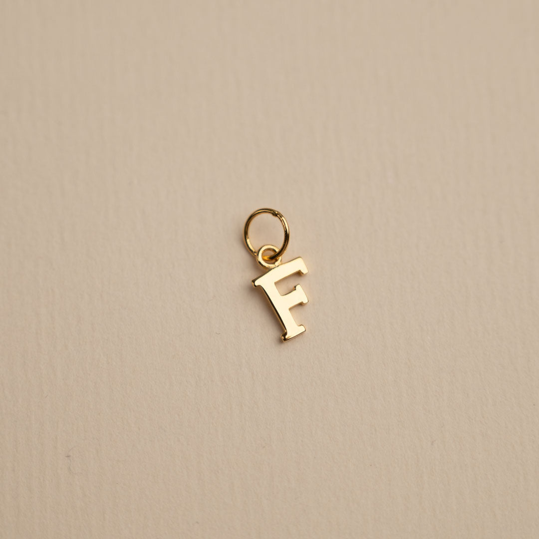 Sabrina - Buchstabenanhänger in Gold