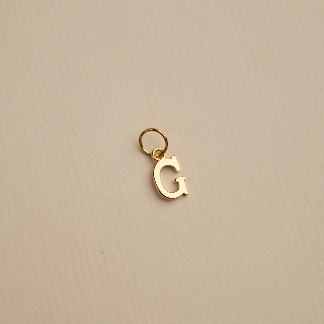 Sabrina - Buchstabenanhänger in Gold