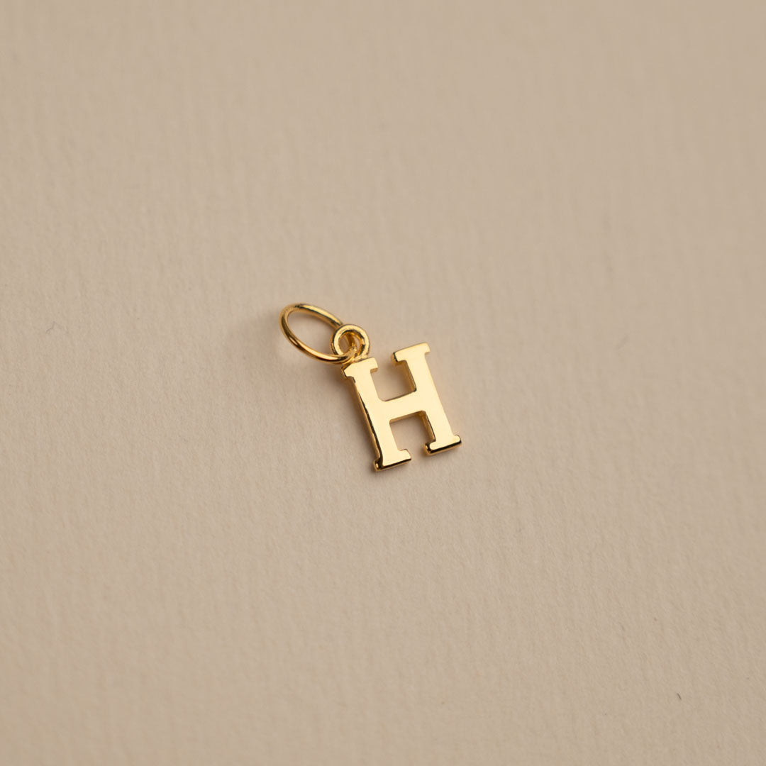 Sabrina - Buchstabenanhänger in Gold