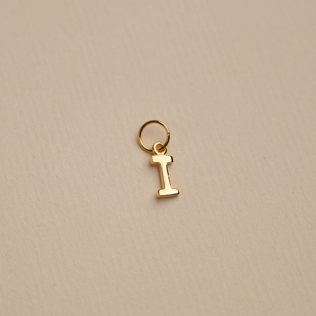 Sabrina - Buchstabenanhänger in Gold