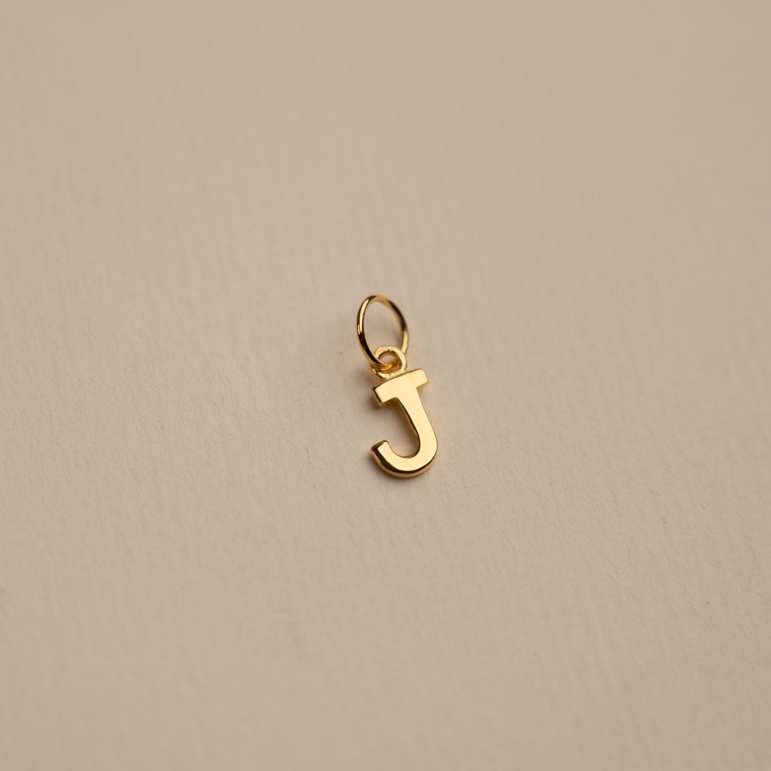 Sabrina - Buchstabenanhänger in Gold