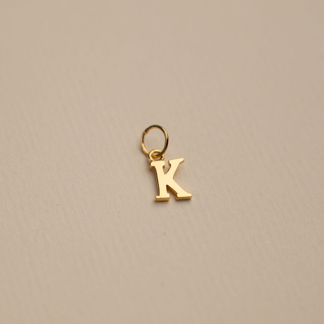 Sabrina - Buchstabenanhänger in Gold