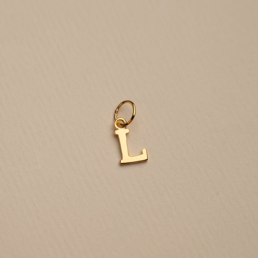 Sabrina - Buchstabenanhänger in Gold