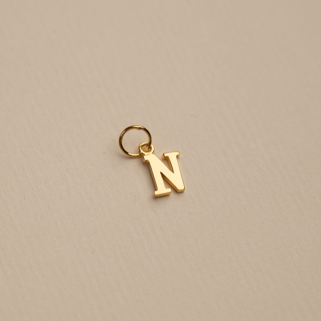 Sabrina - Buchstabenanhänger in Gold