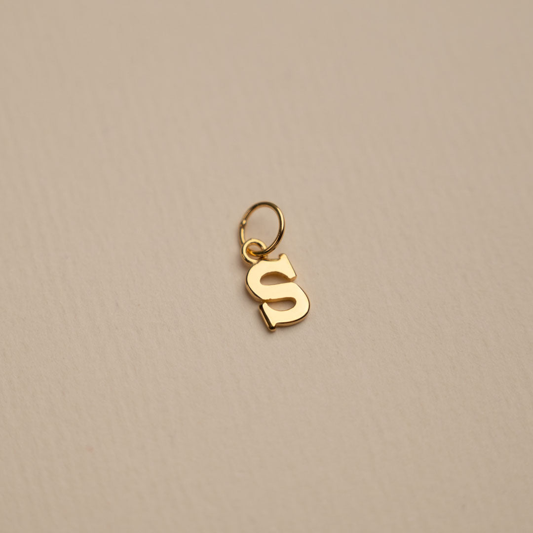 Sabrina - Buchstabenanhänger in Gold