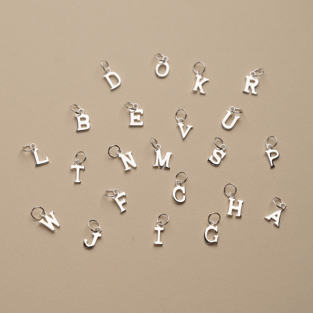 Nadia - Buchstabenanhänger aus edlem Metall