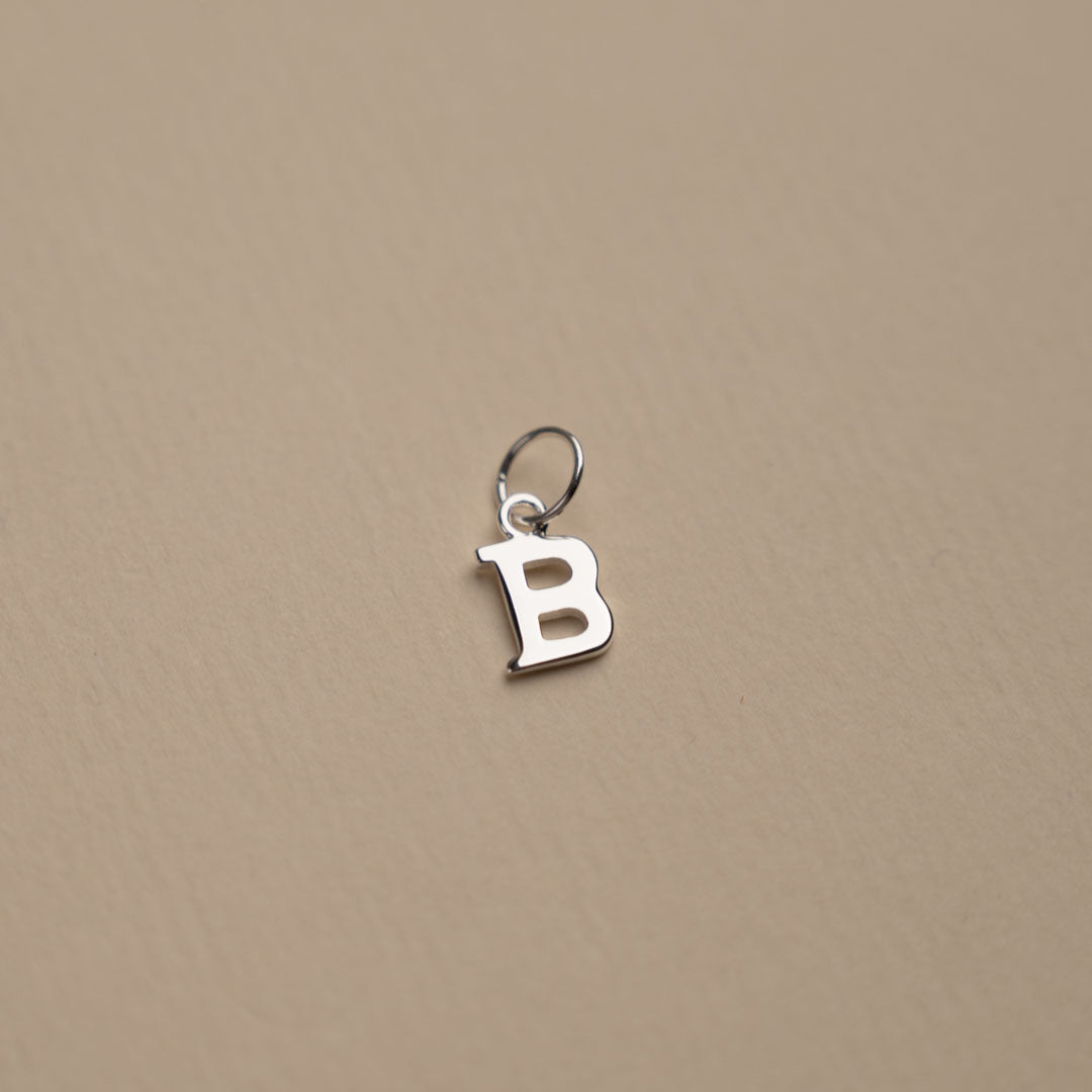 Nadia - Buchstabenanhänger aus edlem Metall