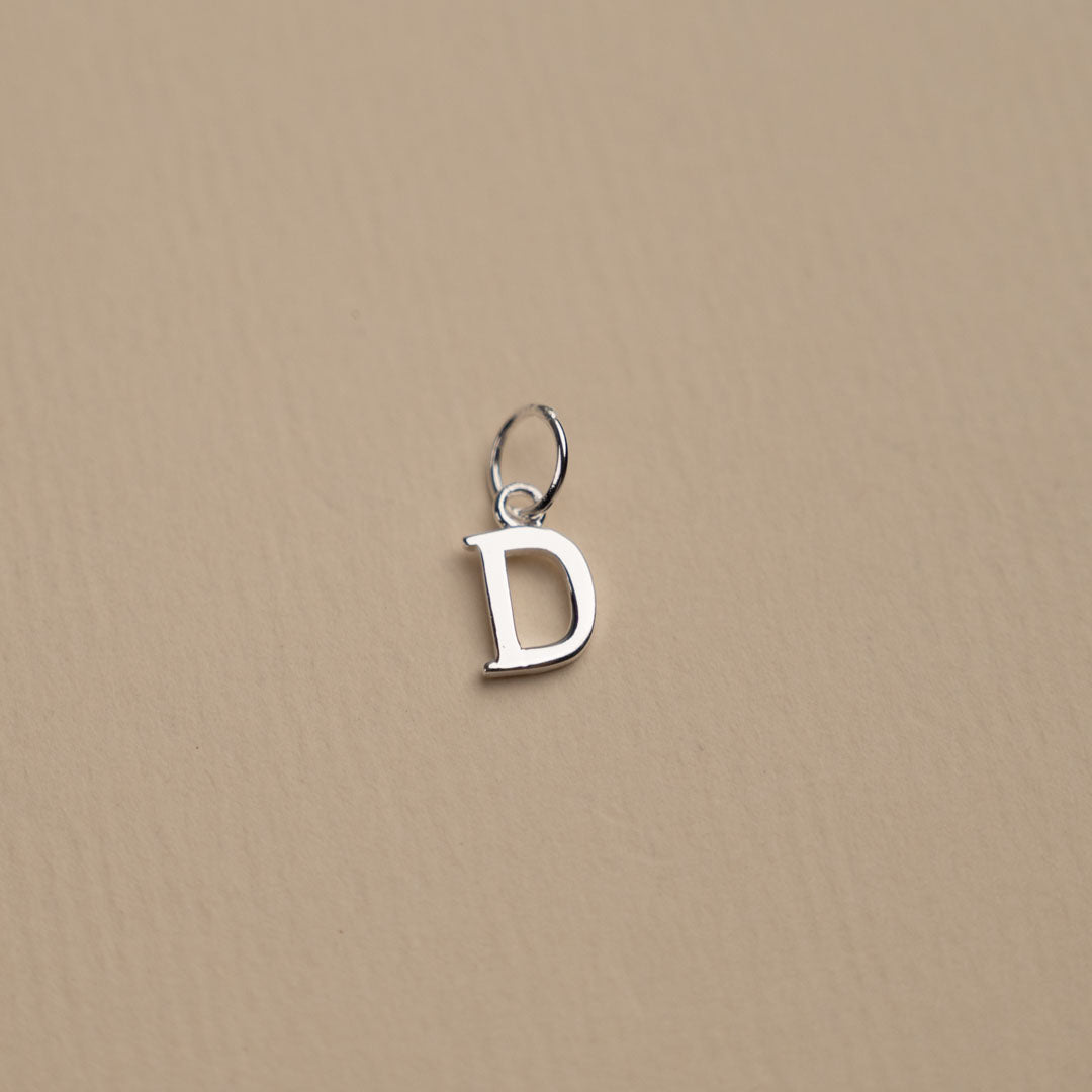 Nadia - Buchstabenanhänger aus edlem Metall