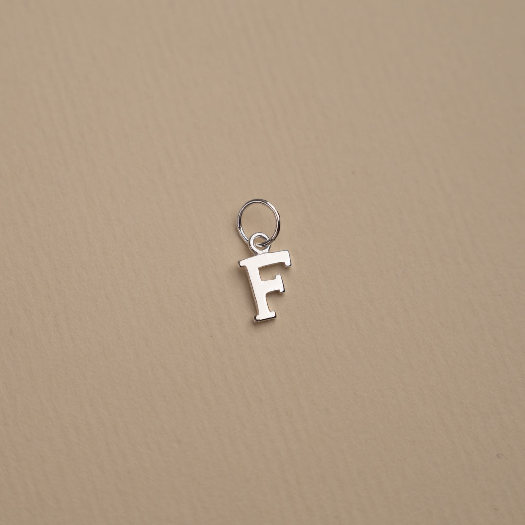 Nadia - Buchstabenanhänger aus edlem Metall
