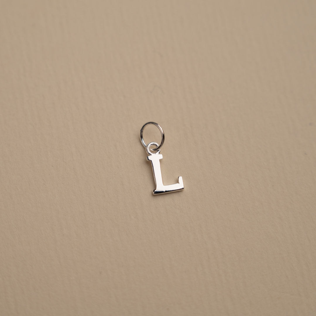 Nadia - Buchstabenanhänger aus edlem Metall