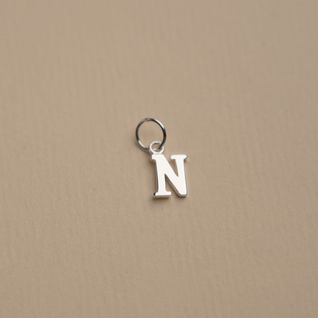 Nadia - Buchstabenanhänger aus edlem Metall