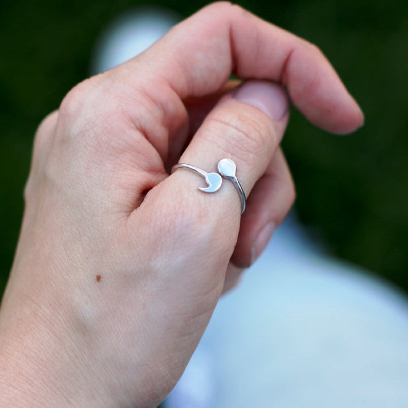 Eleganter Semikolonring - Symbol der Stärke