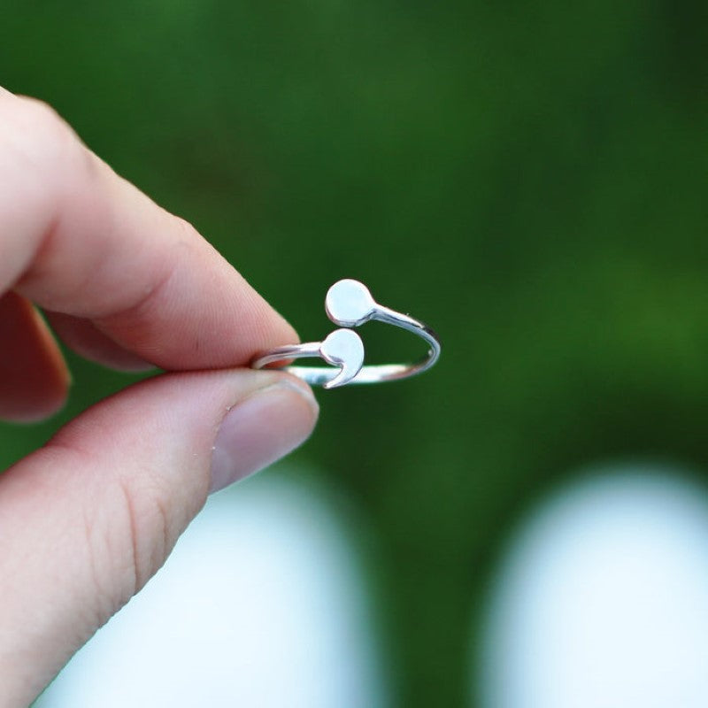 Eleganter Semikolonring - Symbol der Stärke