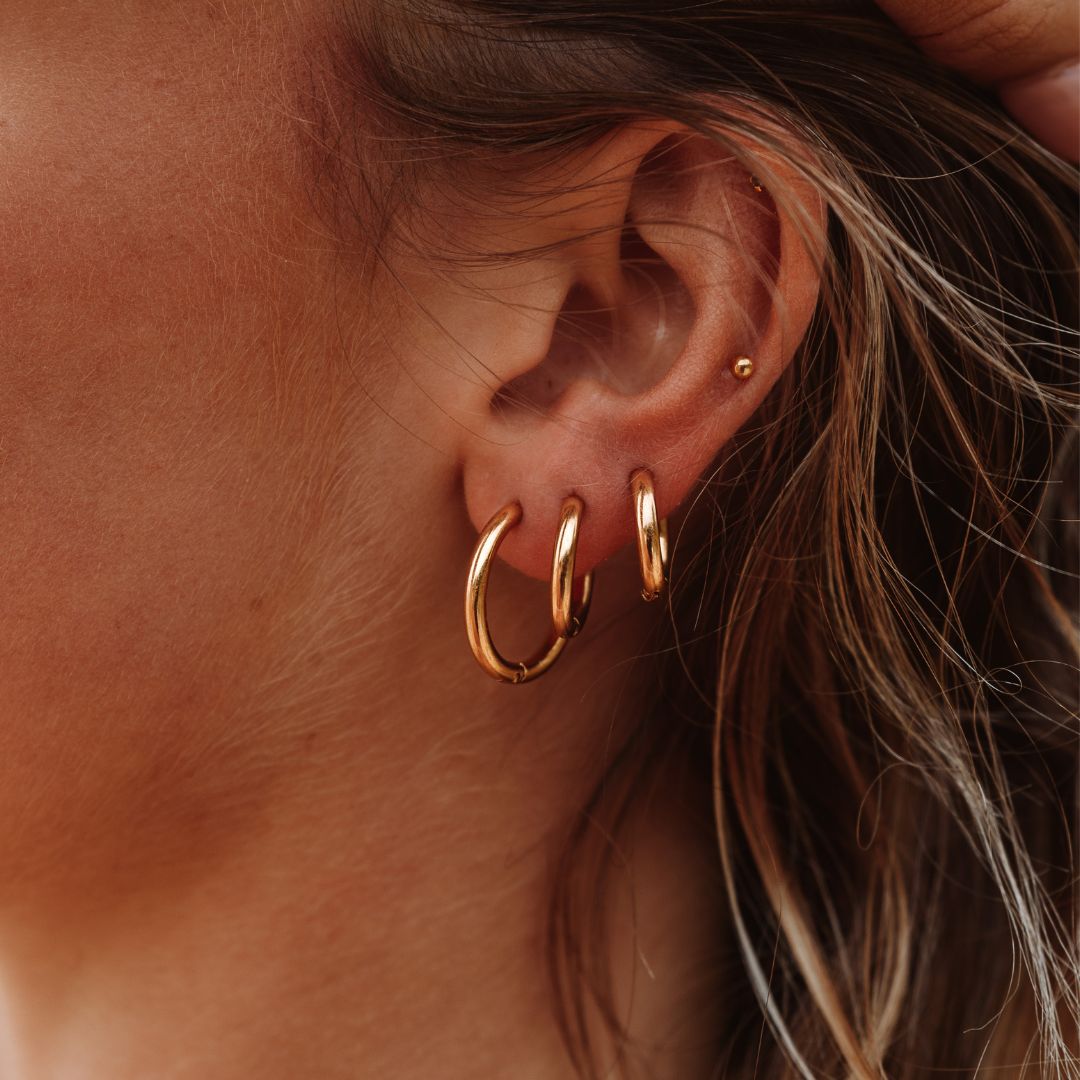 Clara – Elegante goldene wasserdichte Ohrringe