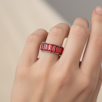 Naya – Zeitgemäßer geometrischer Ring aus farbigem Metall