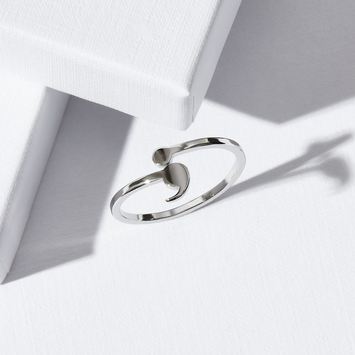 Eleganter Semikolonring - Symbol der Stärke