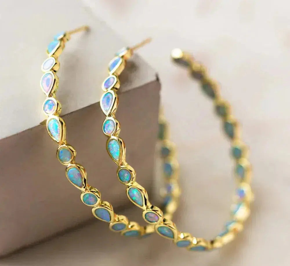 Leuchtende Eleganz - Ohrringe mit blauem Opal und Gold