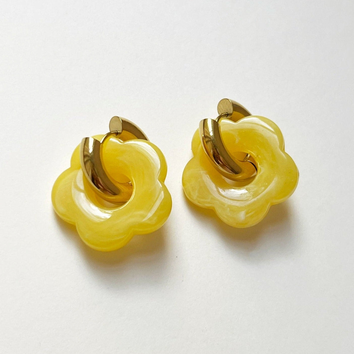 Gelbe Donut-Ohrringe mit Blumenanhänger