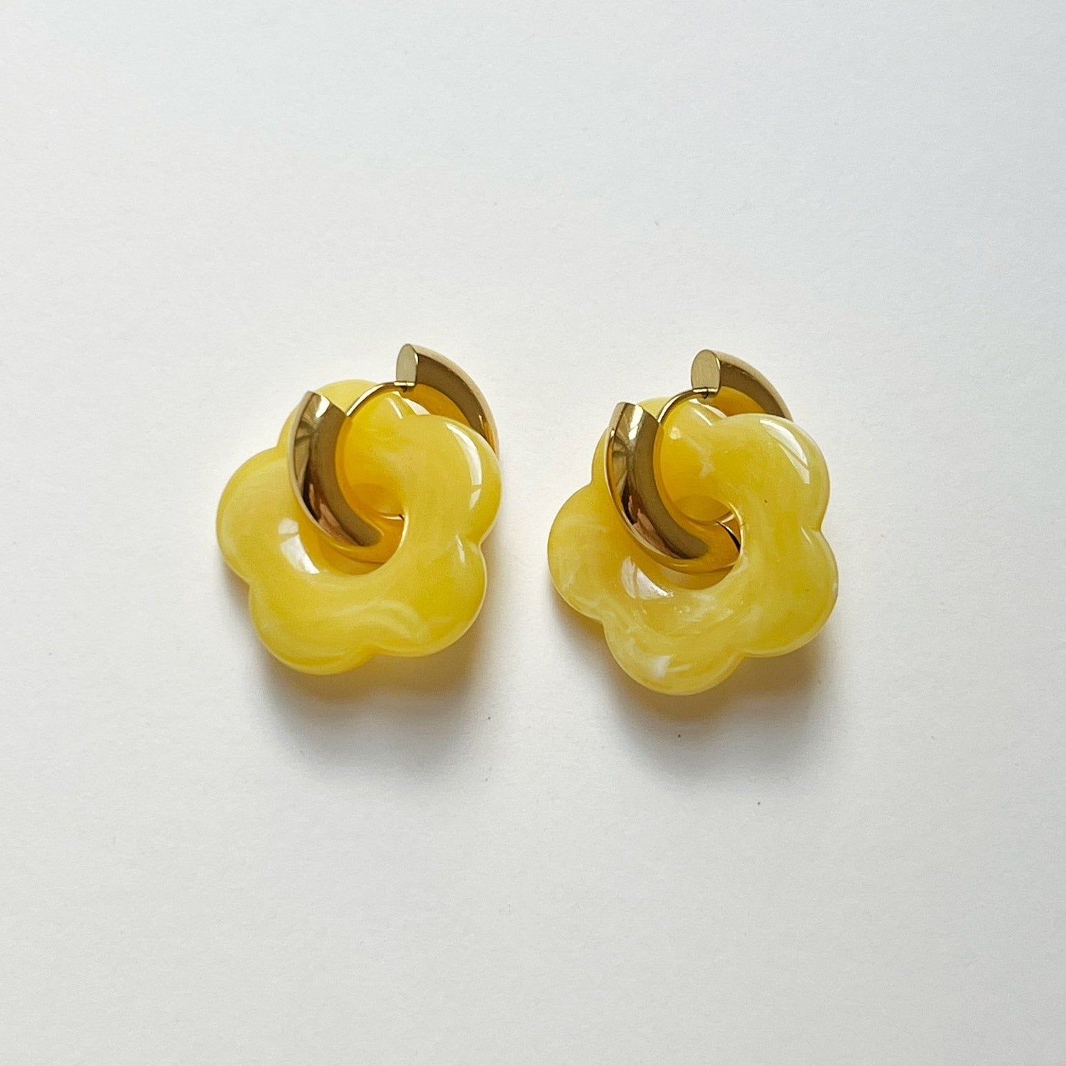 Gelbe Donut-Ohrringe mit Blumenanhänger